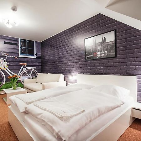 Relax21 Hotel Uhersky Ostroh Стая снимка
