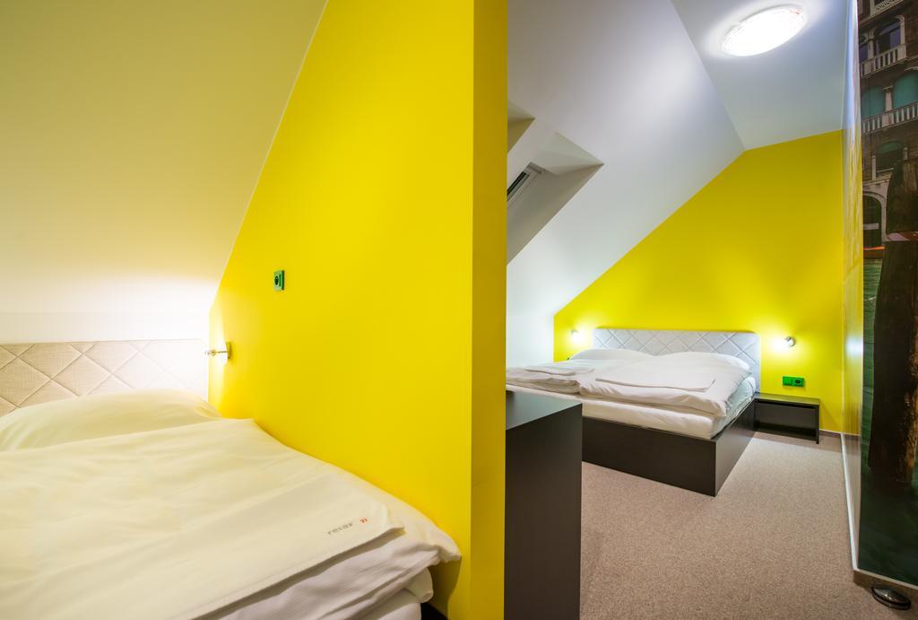 Relax21 Hotel Uhersky Ostroh Стая снимка