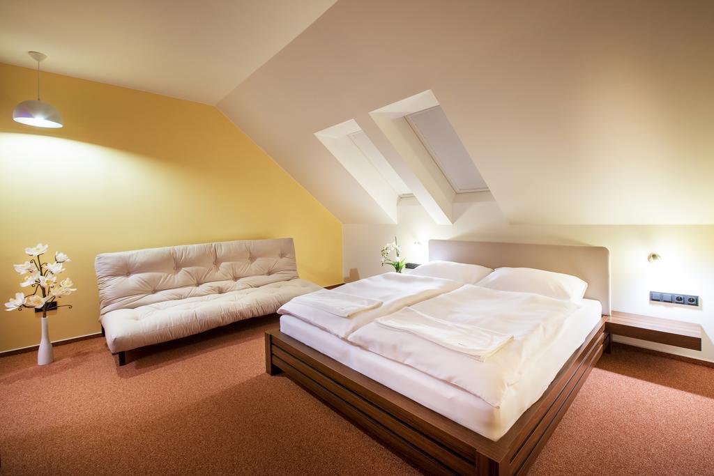 Relax21 Hotel Uhersky Ostroh Стая снимка
