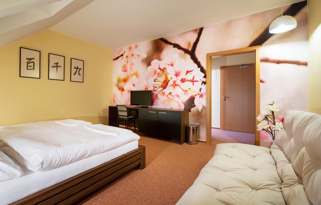 Relax21 Hotel Uhersky Ostroh Стая снимка