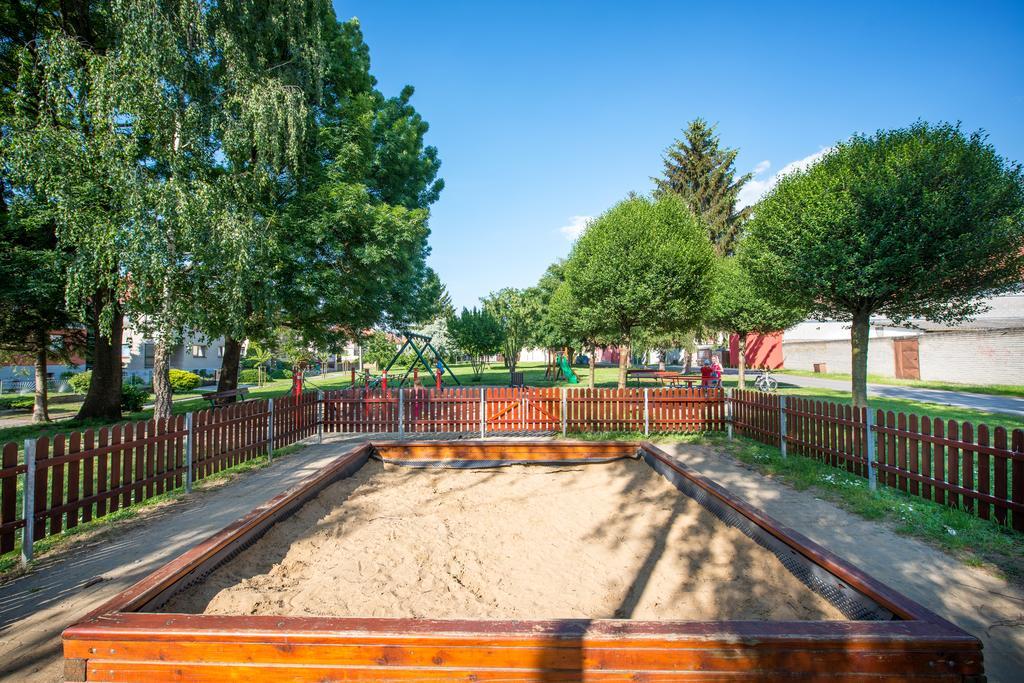 Relax21 Hotel Uhersky Ostroh Екстериор снимка